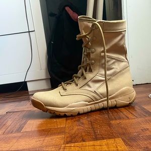 Men’s Tan combat boots size 10 NEVER WORN